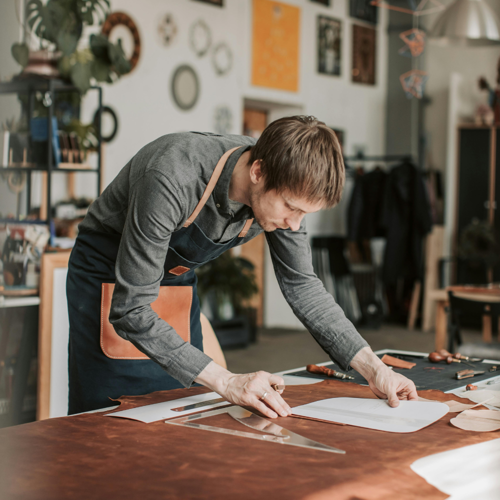 Joven trabajando en un taller con moldes y herramientas.
