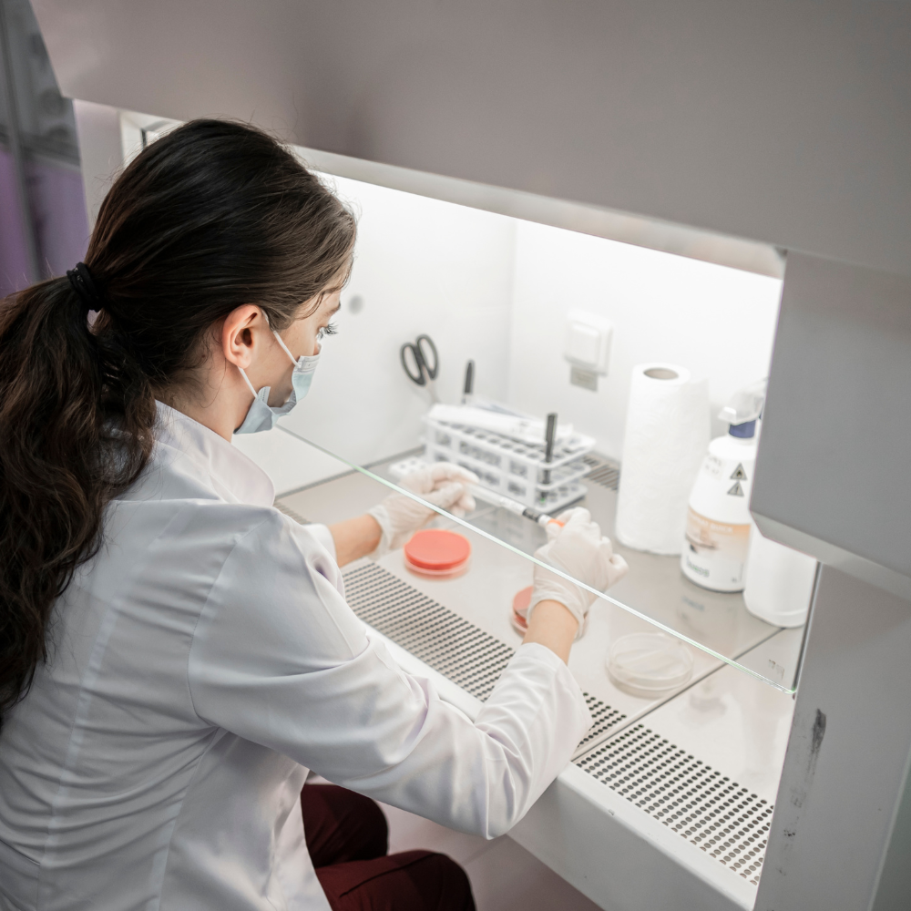 Científica trabajando con muestras en un entorno de laboratorio.
